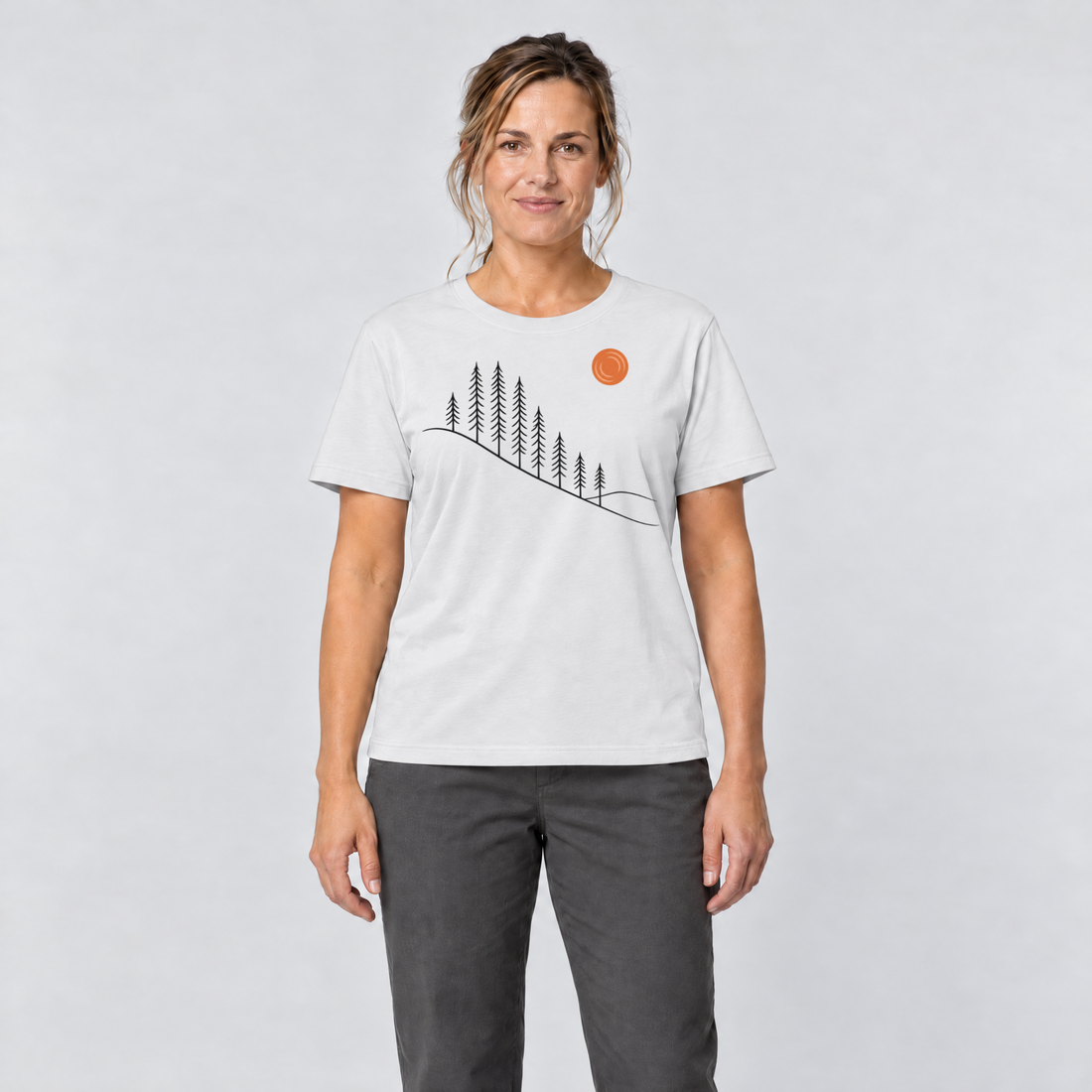 Frau trägt Tannenhang – T-Shirt Unisex in Weiß, Ansicht von vorn