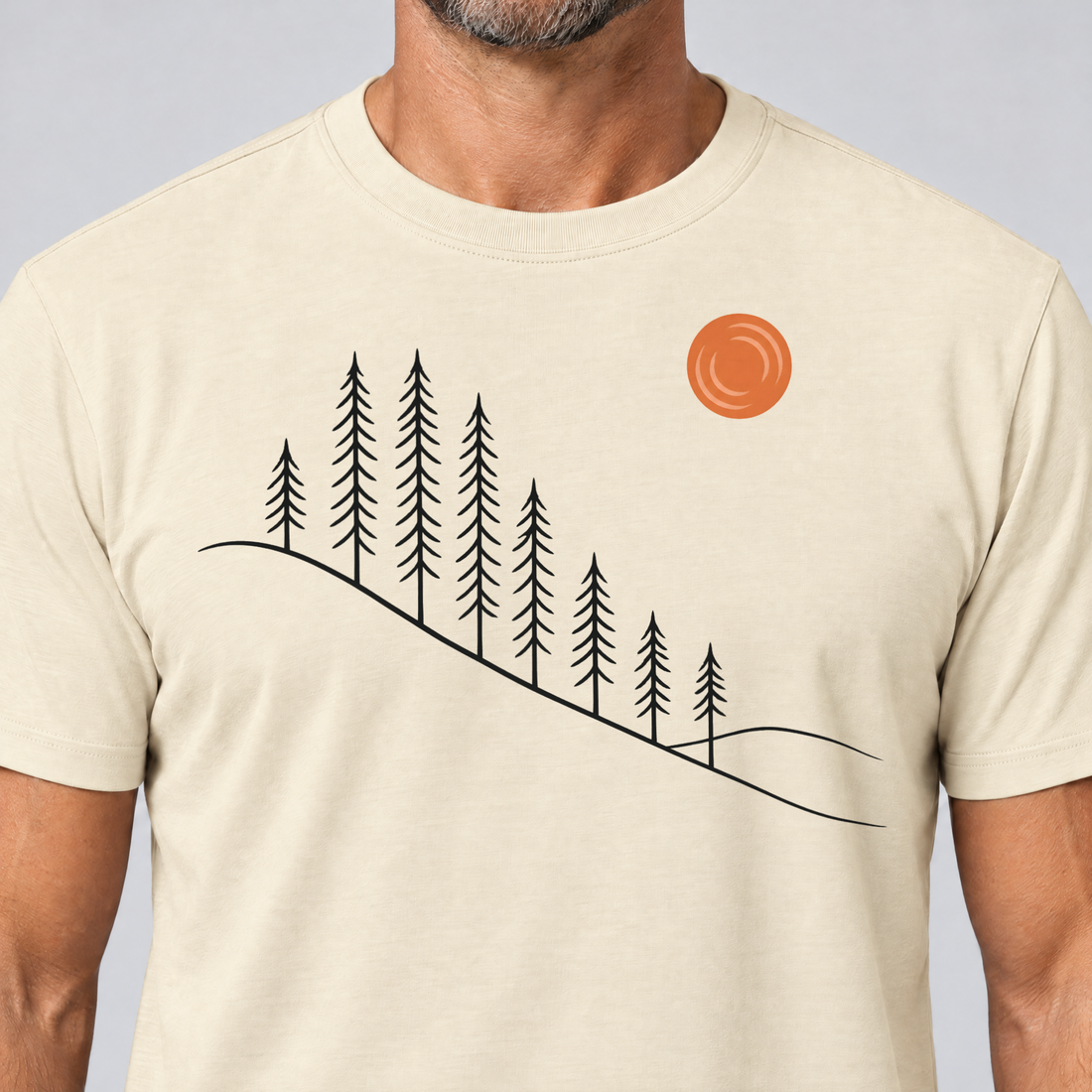 Nahaufnahme des Drucks: Tannenhang – T-Shirt Unisex in Natur, von einem Mann getragen