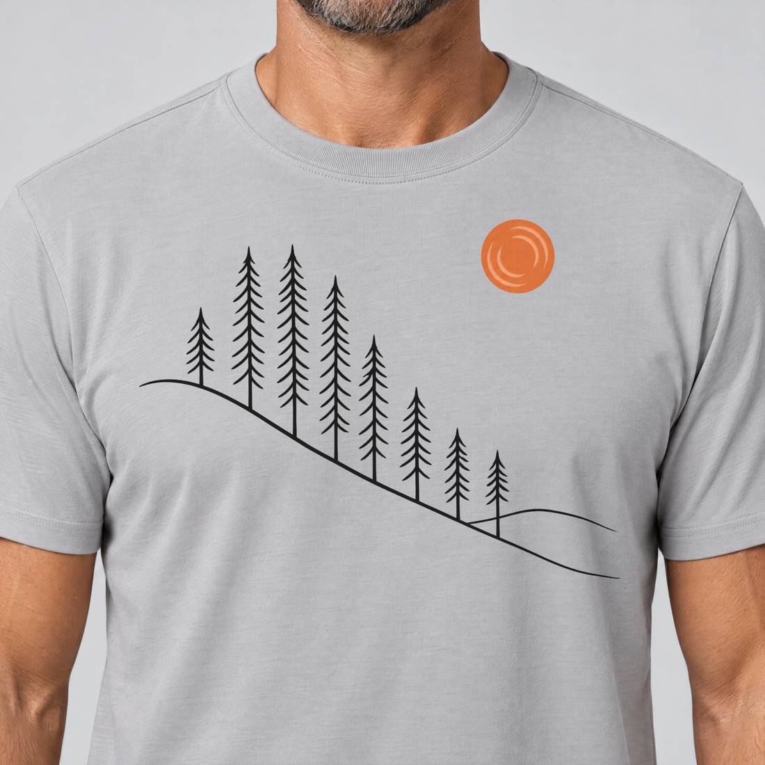 Nahaufnahme des Drucks: Tannenhang – T-Shirt Unisex in Hellgrau, von einem Mann getragen