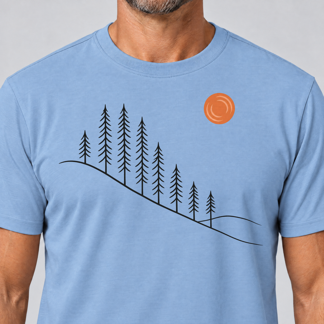 Nahaufnahme des Drucks: Tannenhang – T-Shirt Unisex in Himmelblau, von einem Mann getragen