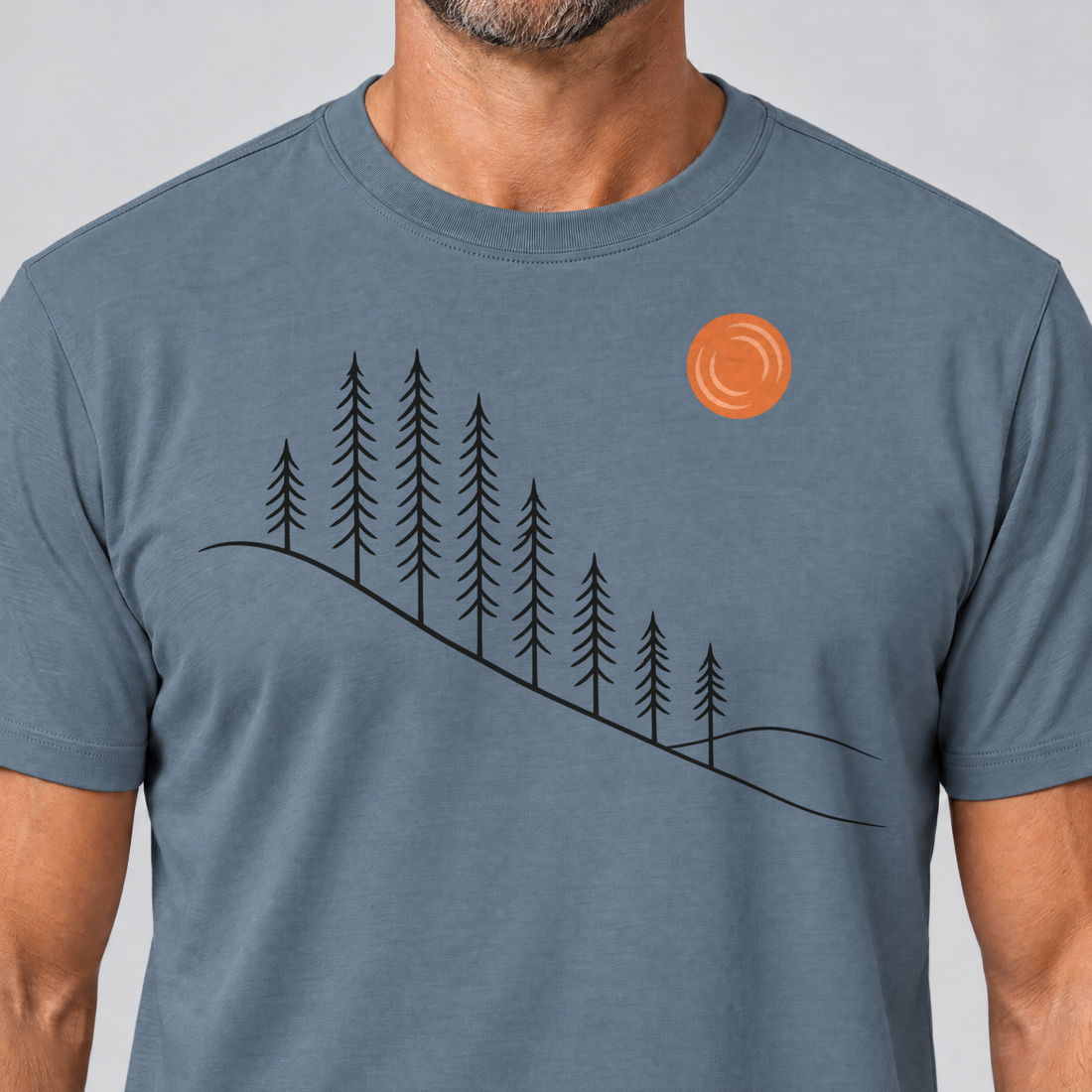 Nahaufnahme des Drucks: Tannenhang – T-Shirt Unisex in Steinblau, von einem Mann getragen