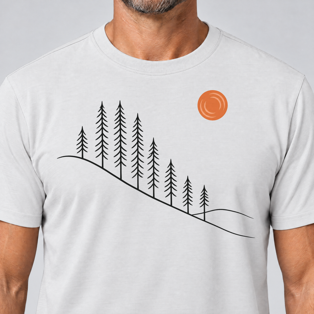 Nahaufnahme des Drucks: Tannenhang – T-Shirt Unisex in Weiß, von einem Mann getragen
