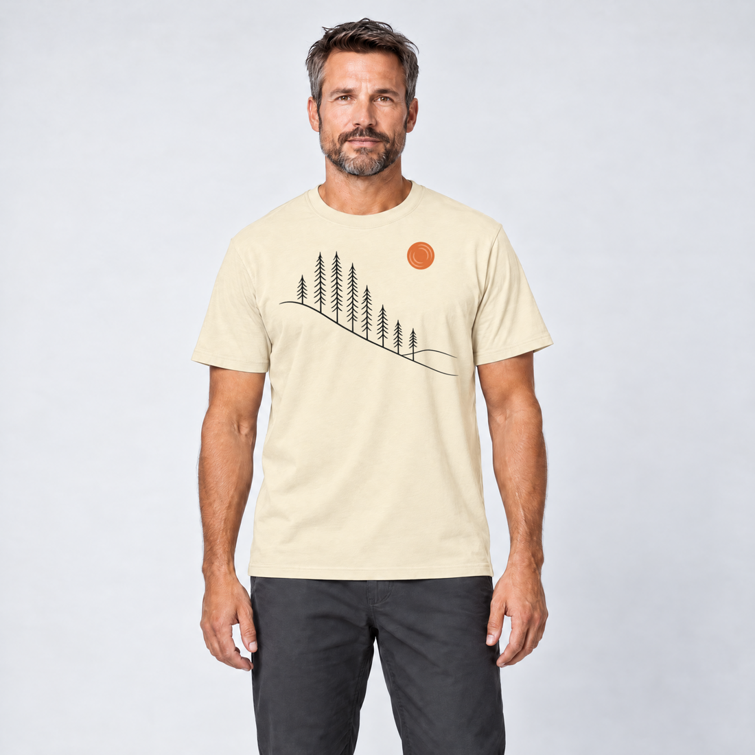 Mann trägt Tannenhang – T-Shirt Unisex in Natur, Ansicht von vorn