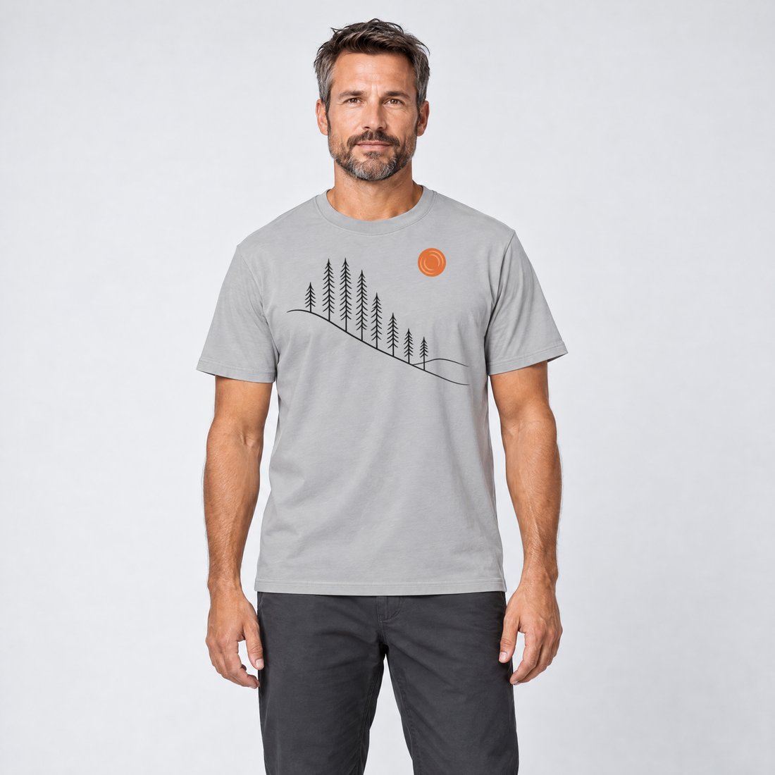 Mann trägt Tannenhang – T-Shirt Unisex in Hellgrau, Ansicht von vorn