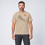 Mann trägt Tannenhang – T-Shirt Unisex in Sand, Ansicht von vorn