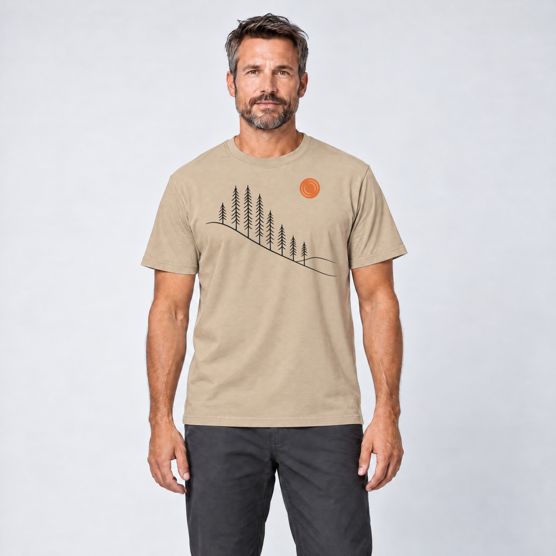 Mann trägt Tannenhang – T-Shirt Unisex in Sand, Ansicht von vorn