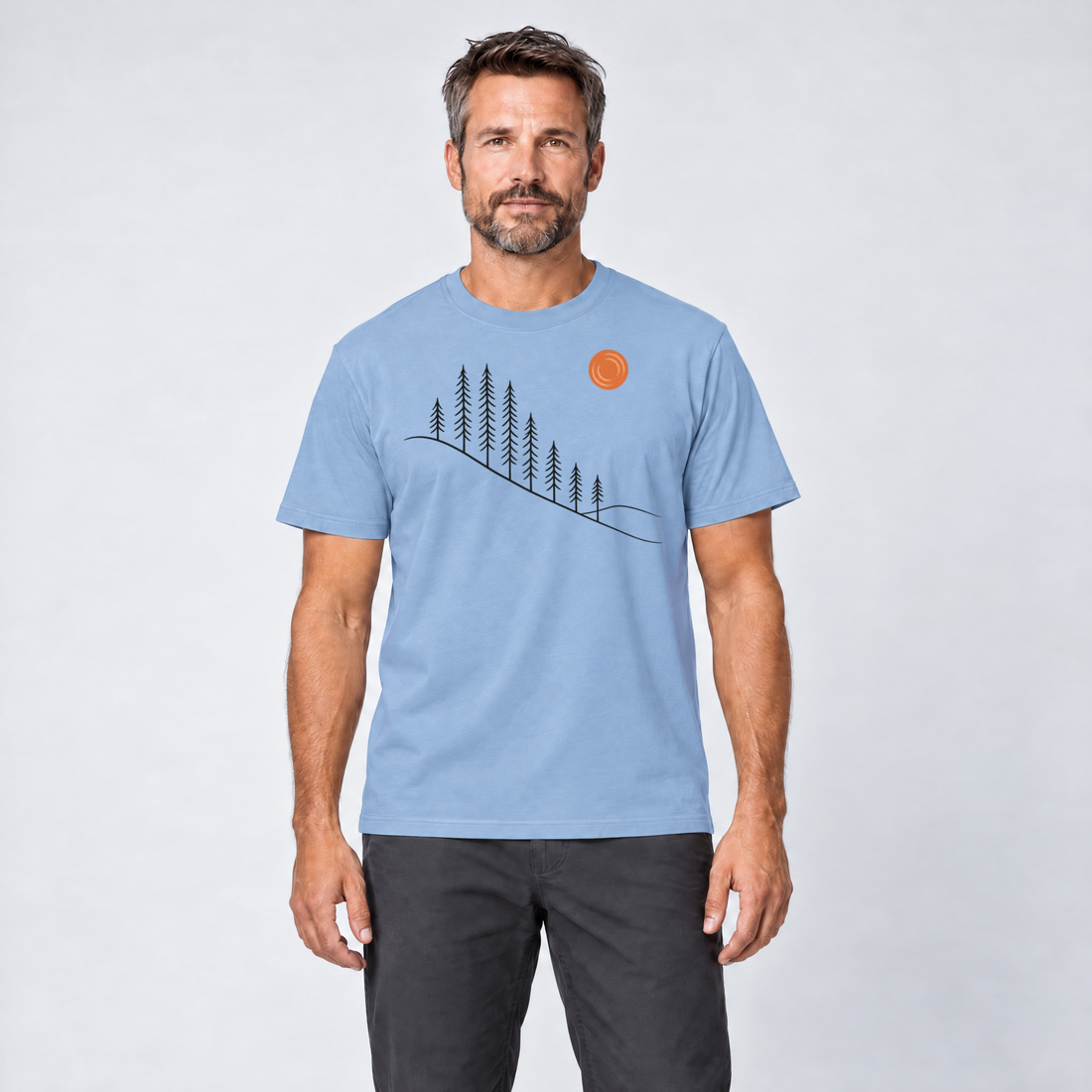 Mann trägt Tannenhang – T-Shirt Unisex in Himmelblau, Ansicht von vorn