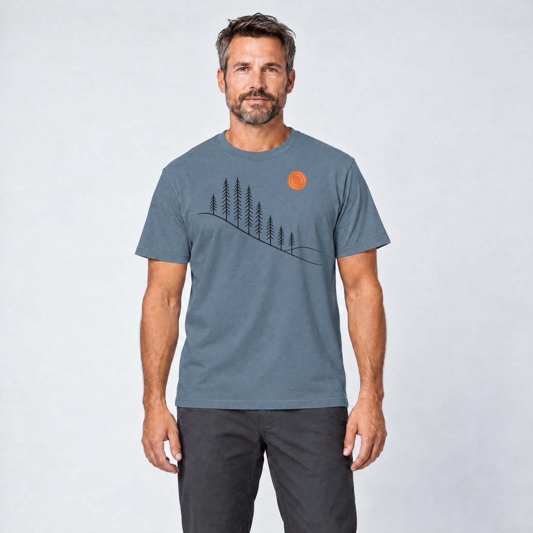 Mann trägt Tannenhang – T-Shirt Unisex in Steinblau, Ansicht von vorn