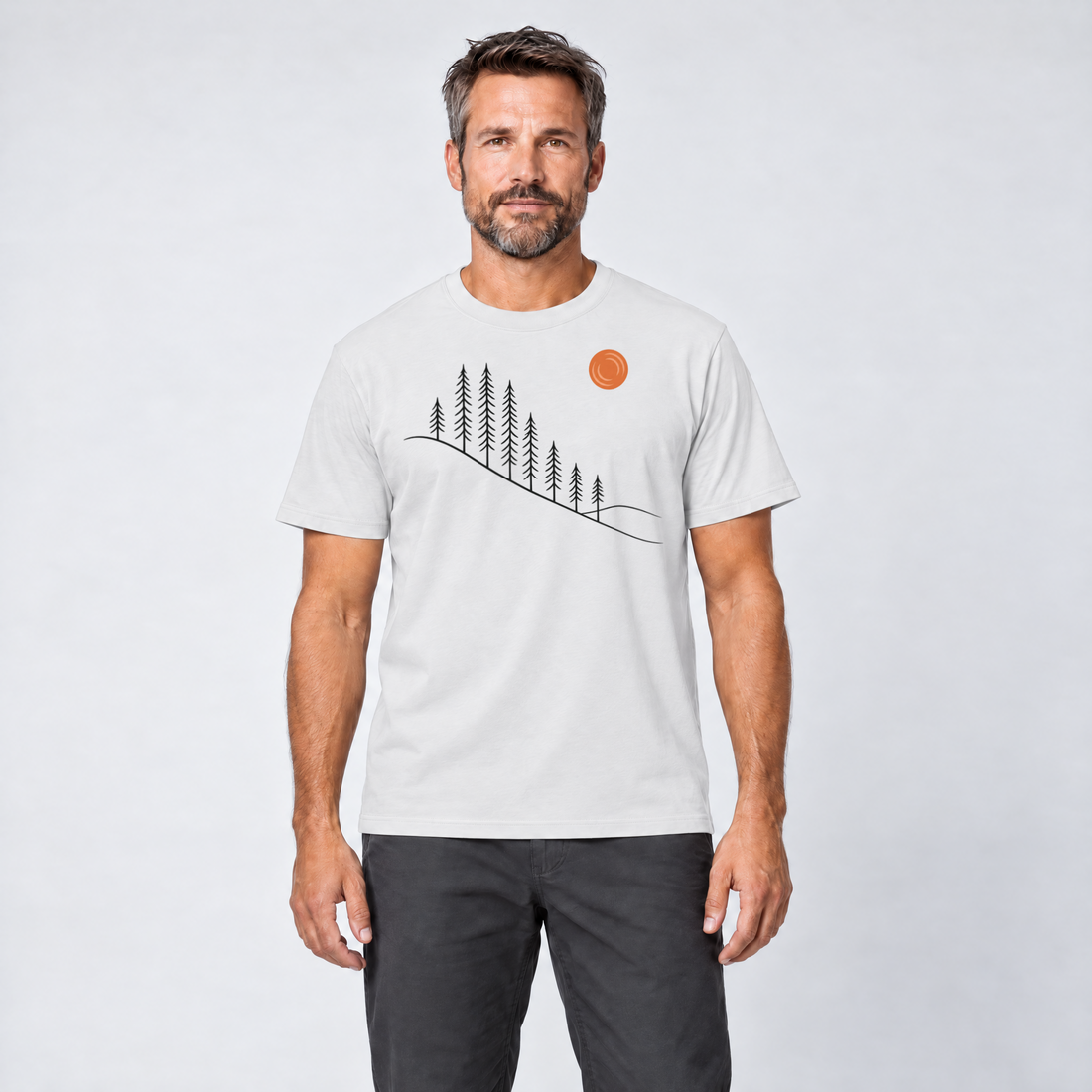 Mann trägt Tannenhang – T-Shirt Unisex in Weiß, Ansicht von vorn