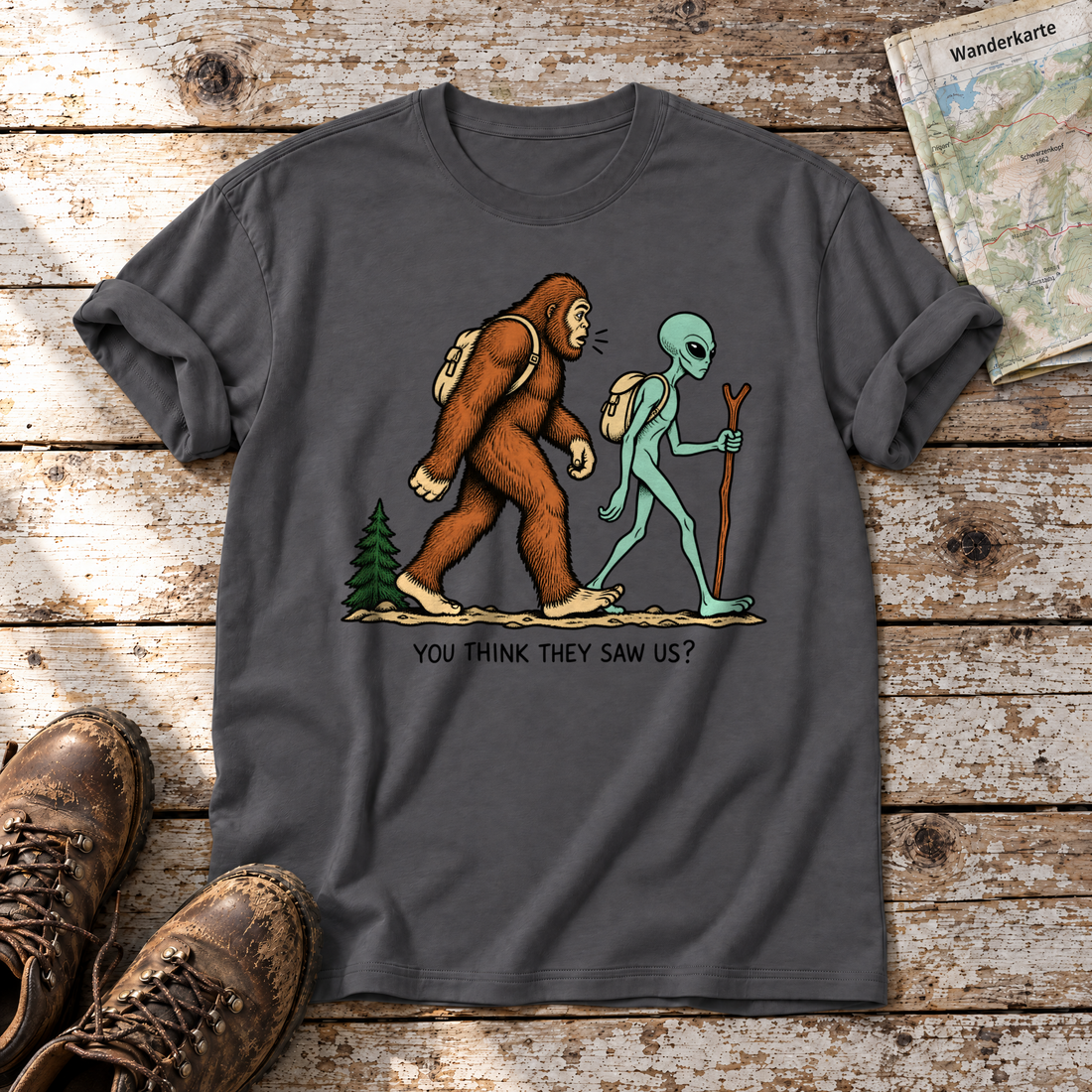 Think they saw us? – T-Shirt Unisex in Dunkelgrau, flach liegend auf alten Holzbrettern mit Wanderschuhen und Wanderkarte.