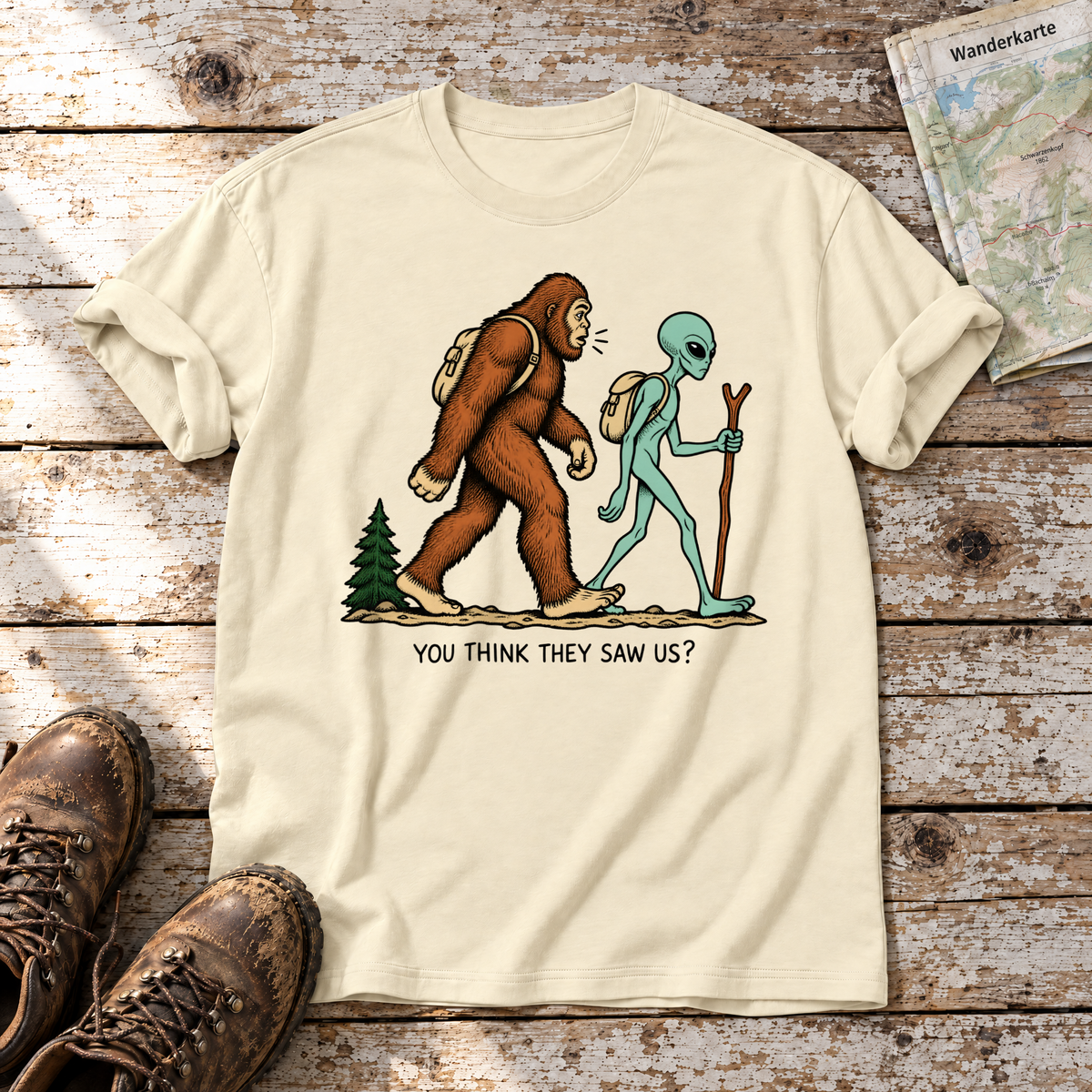 Think they saw us? – T-Shirt Unisex in Natur, flach liegend auf alten Holzbrettern mit Wanderschuhen und Wanderkarte.