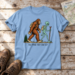 Think they saw us? – T-Shirt Unisex in Himmelblau, flach liegend auf alten Holzbrettern mit Wanderschuhen und Wanderkarte.