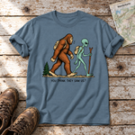 Think they saw us? – T-Shirt Unisex in Steinblau, flach liegend auf alten Holzbrettern mit Wanderschuhen und Wanderkarte.
