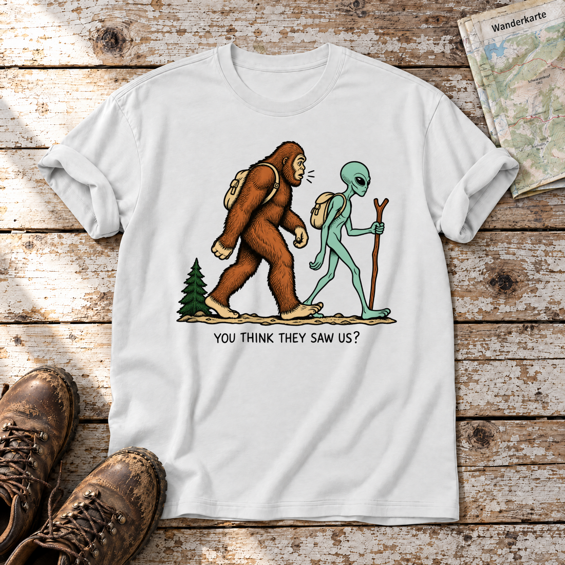 Think they saw us? – T-Shirt Unisex in Weiß, flach liegend auf alten Holzbrettern mit Wanderschuhen und Wanderkarte.