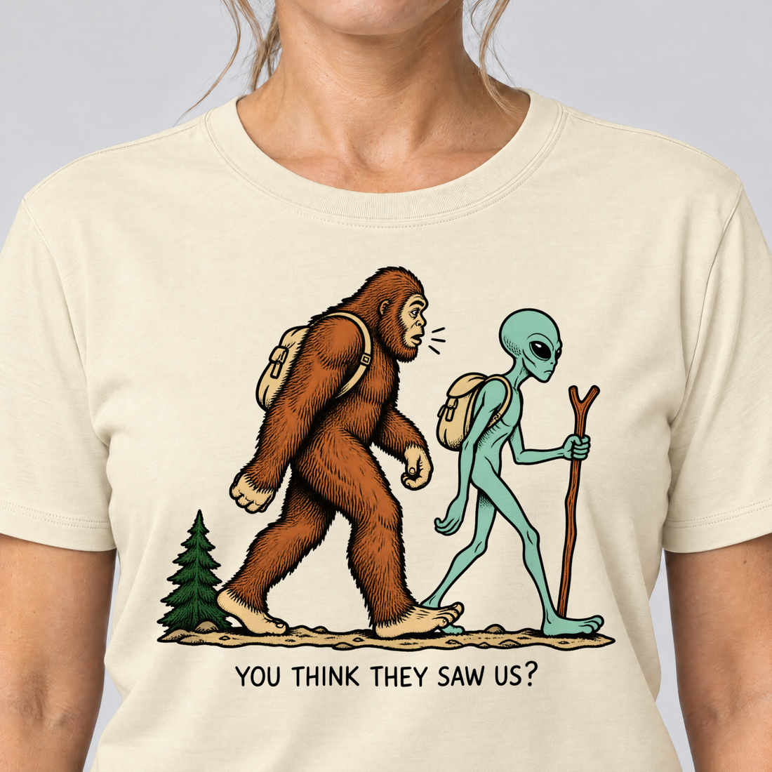 Nahaufnahme des Drucks: Think they saw us? – T-Shirt Unisex in Natur, von einer Frau getragen