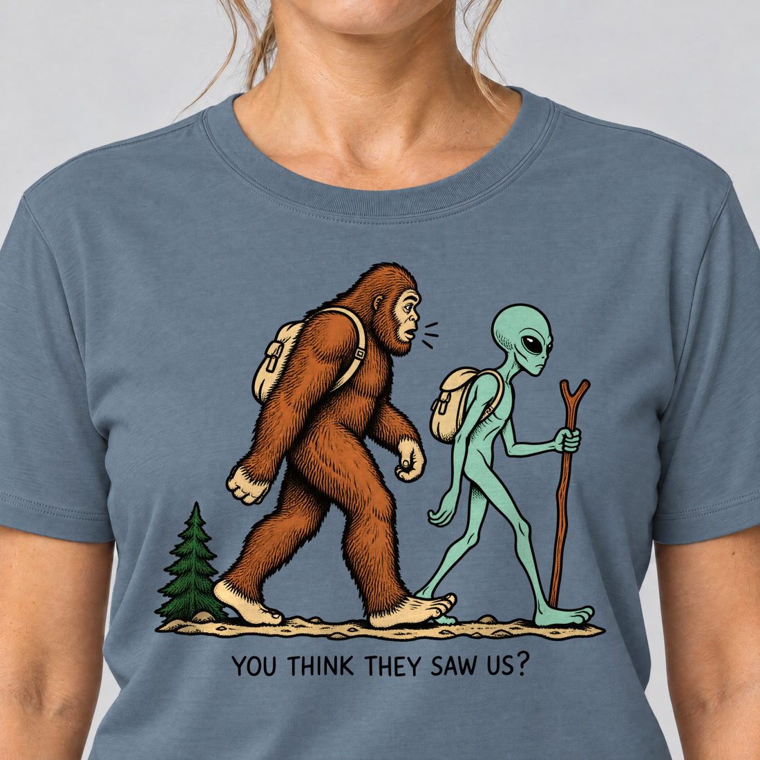 Nahaufnahme des Drucks: Think they saw us? – T-Shirt Unisex in Steinblau, von einer Frau getragen
