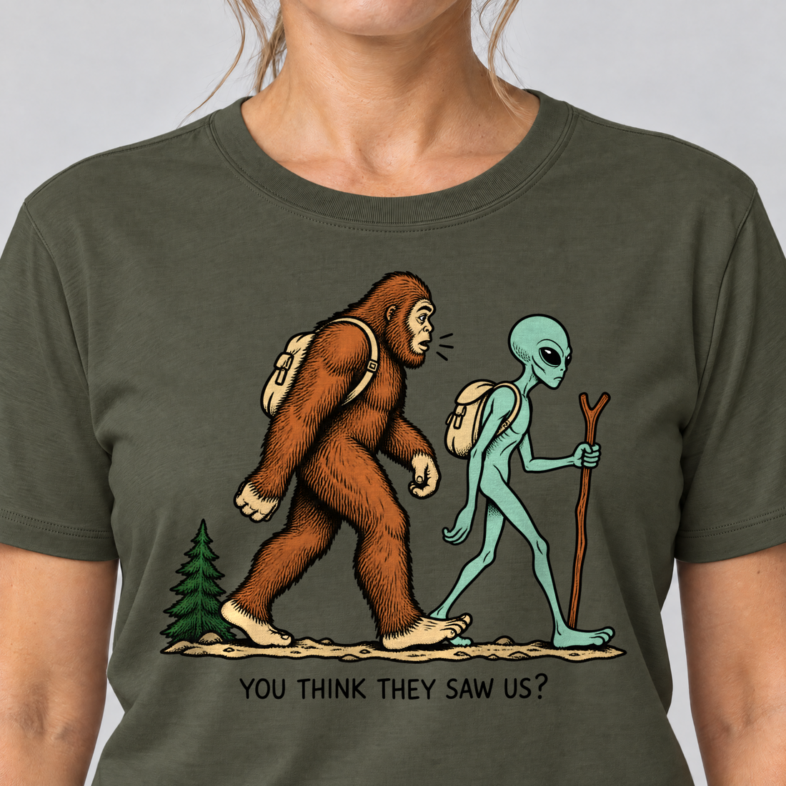 Nahaufnahme des Drucks: Think they saw us? – T-Shirt Unisex in Oliv, von einer Frau getragen