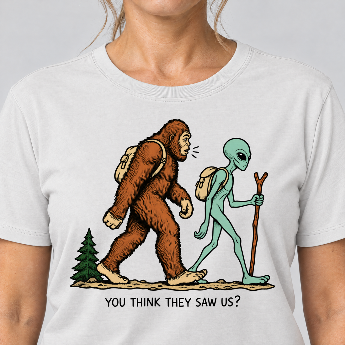 Nahaufnahme des Drucks: Think they saw us? – T-Shirt Unisex in Weiß, von einer Frau getragen