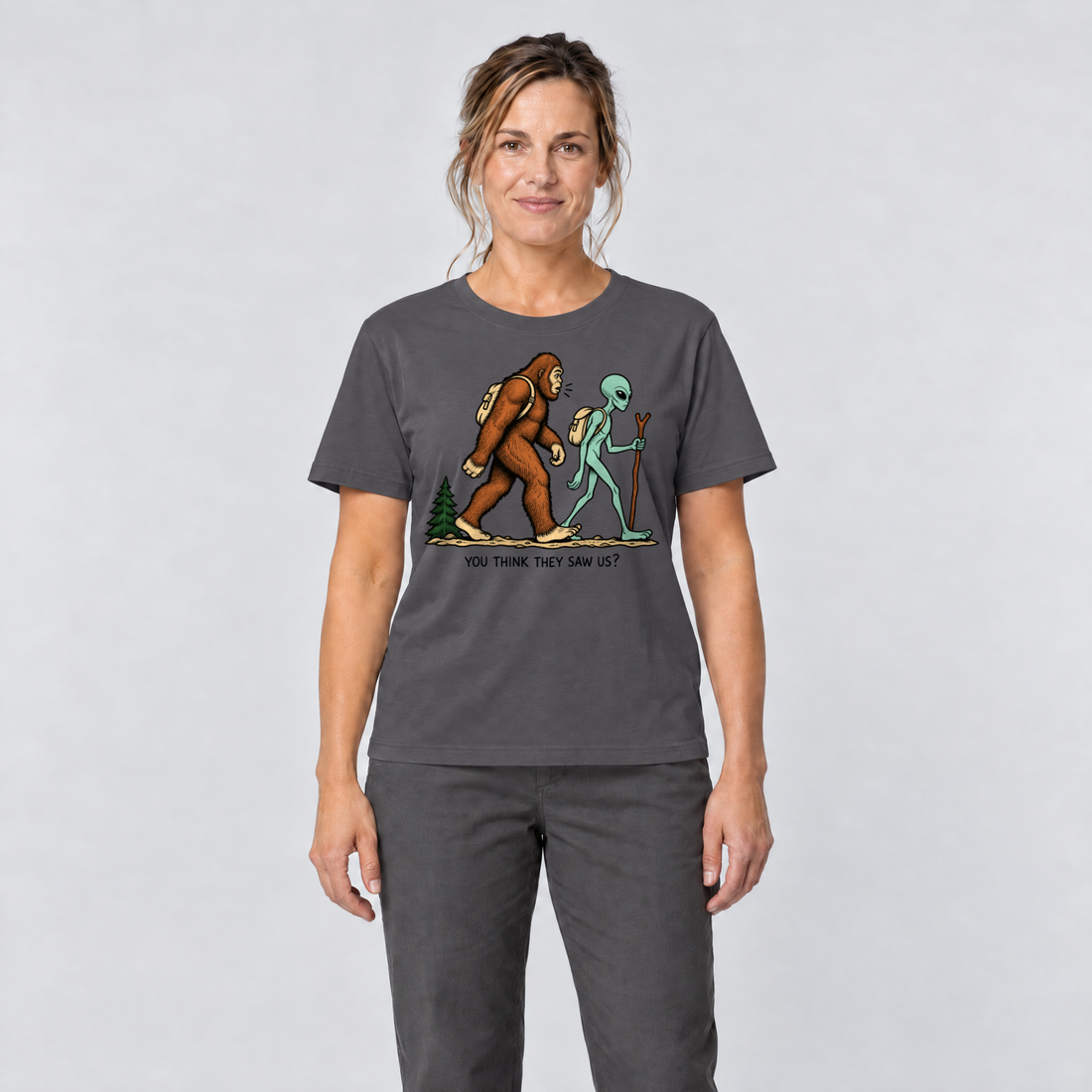 Frau trägt Think they saw us? – T-Shirt Unisex in Dunkelgrau, Ansicht von vorn