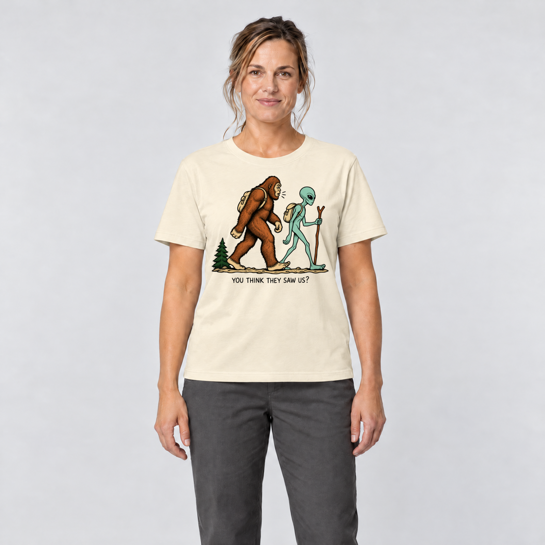 Frau trägt Think they saw us? – T-Shirt Unisex in Natur, Ansicht von vorn