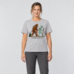 Frau trägt Think they saw us? – T-Shirt Unisex in Hellgrau, Ansicht von vorn