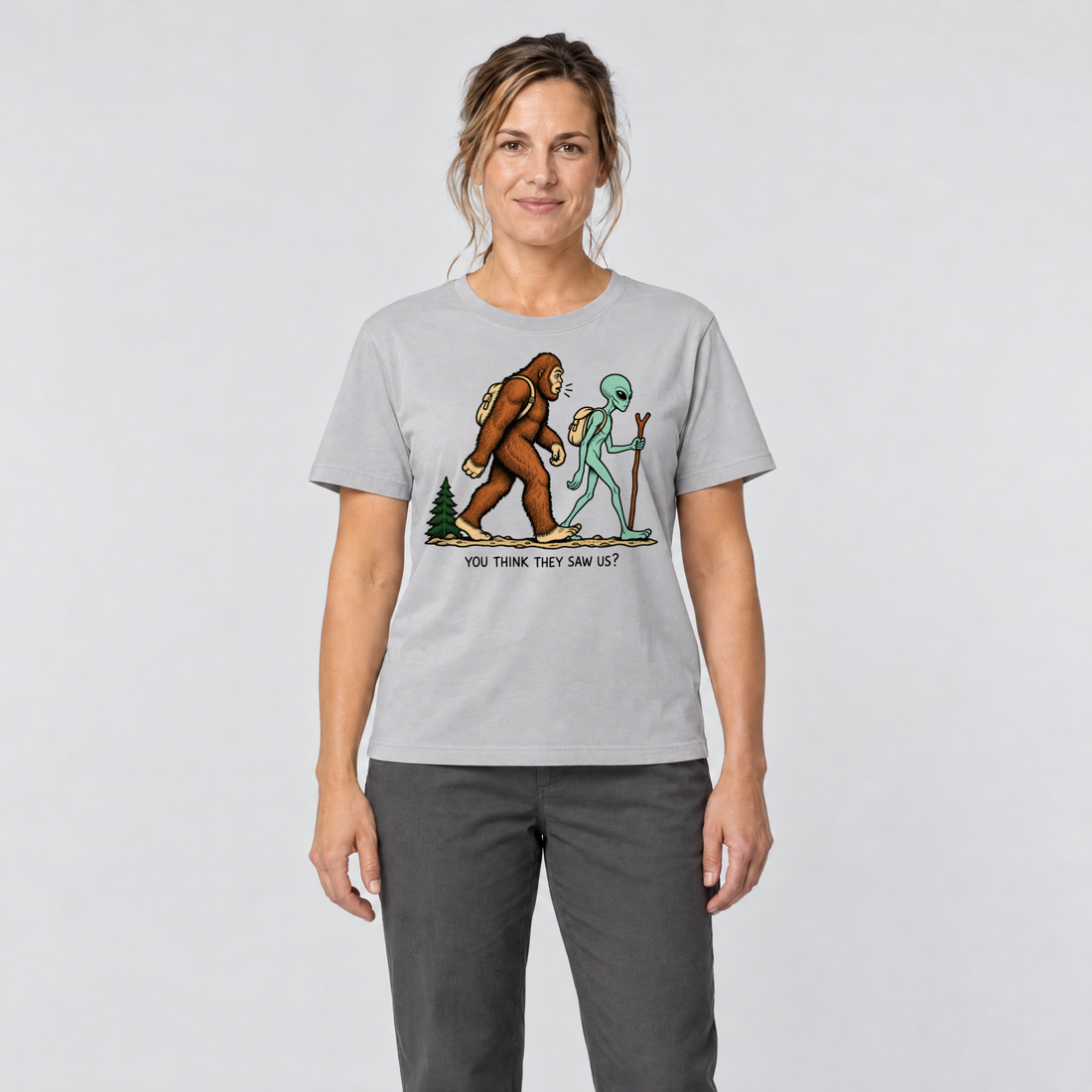 Frau trägt Think they saw us? – T-Shirt Unisex in Hellgrau, Ansicht von vorn