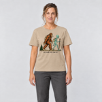 Frau trägt Think they saw us? – T-Shirt Unisex in Sand, Ansicht von vorn