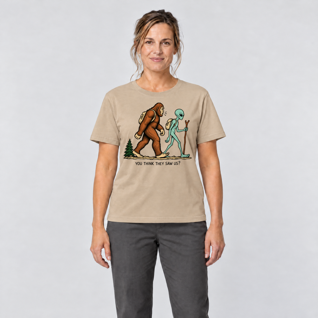 Frau trägt Think they saw us? – T-Shirt Unisex in Sand, Ansicht von vorn