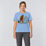 Frau trägt Think they saw us? – T-Shirt Unisex in Himmelblau, Ansicht von vorn