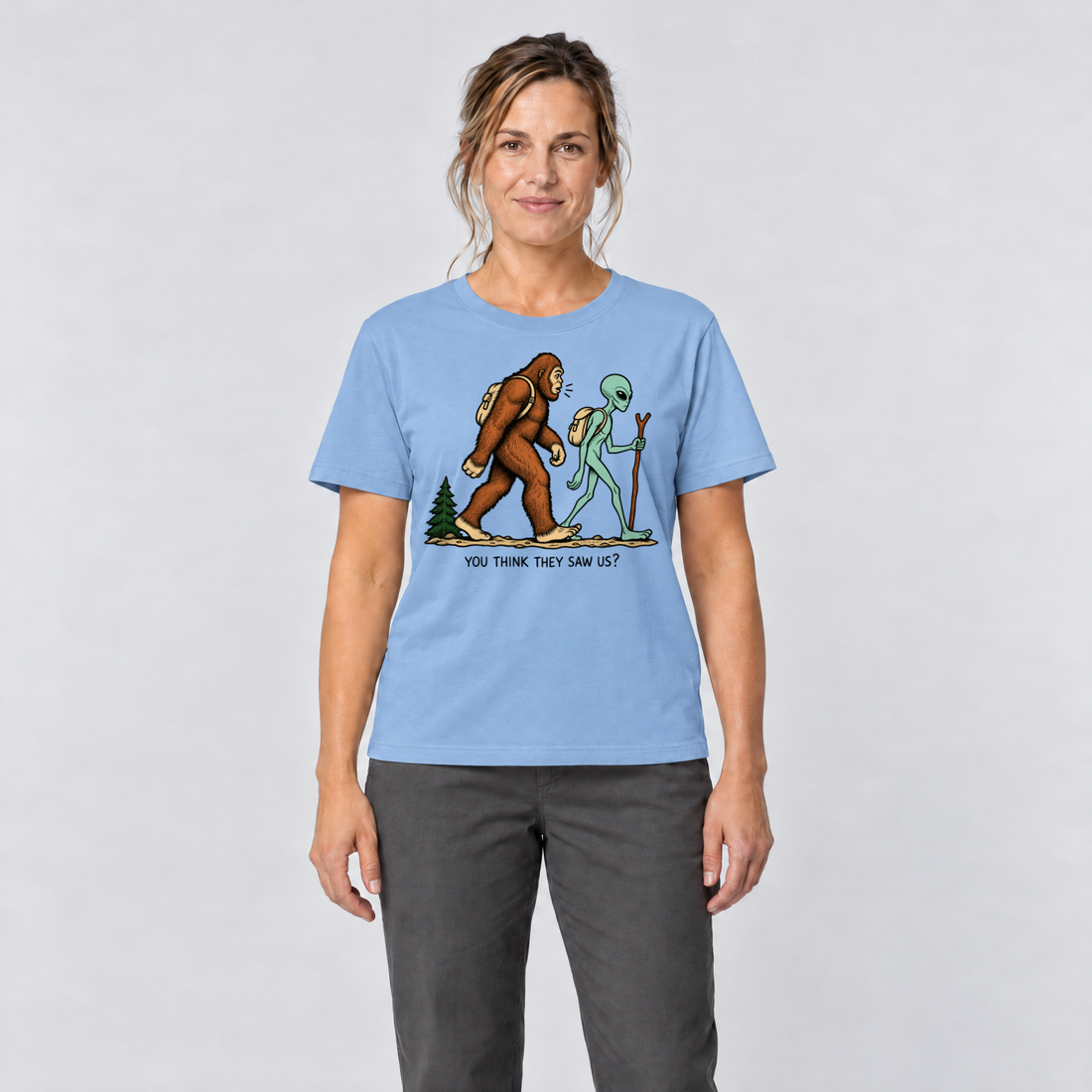 Frau trägt Think they saw us? – T-Shirt Unisex in Himmelblau, Ansicht von vorn