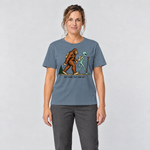 Frau trägt Think they saw us? – T-Shirt Unisex in Steinblau, Ansicht von vorn