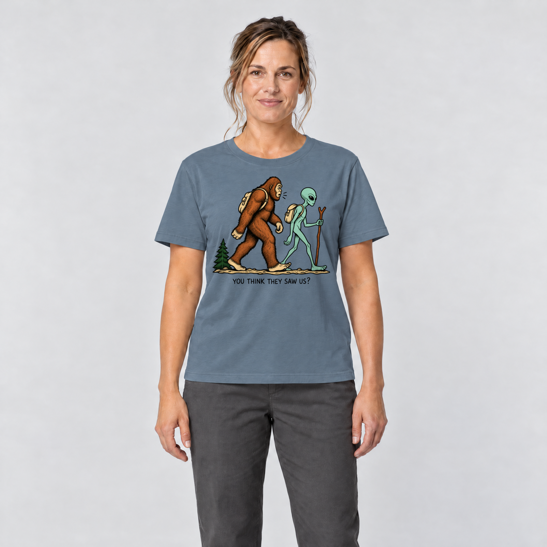 Frau trägt Think they saw us? – T-Shirt Unisex in Steinblau, Ansicht von vorn
