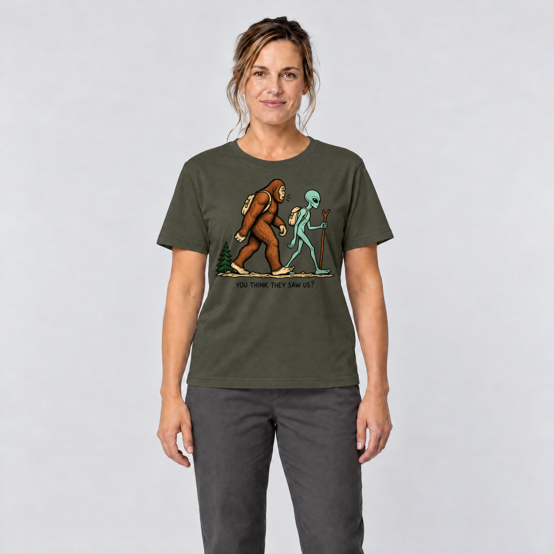 Frau trägt Think they saw us? – T-Shirt Unisex in Oliv, Ansicht von vorn