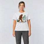 Frau trägt Think they saw us? – T-Shirt Unisex in Weiß, Ansicht von vorn