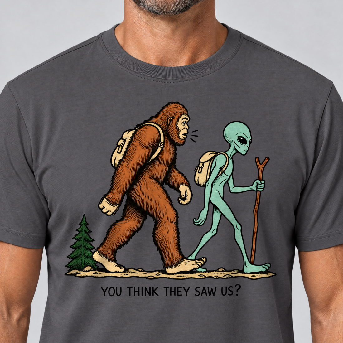 Nahaufnahme des Drucks: Think they saw us? – T-Shirt Unisex in Dunkelgrau, von einem Mann getragen