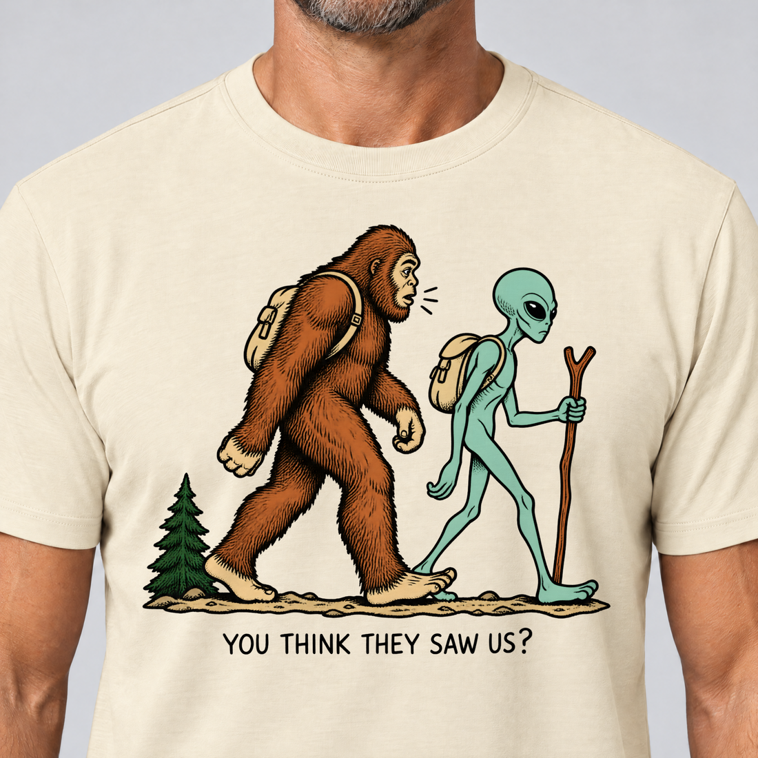 Nahaufnahme des Drucks: Think they saw us? – T-Shirt Unisex in Natur, von einem Mann getragen