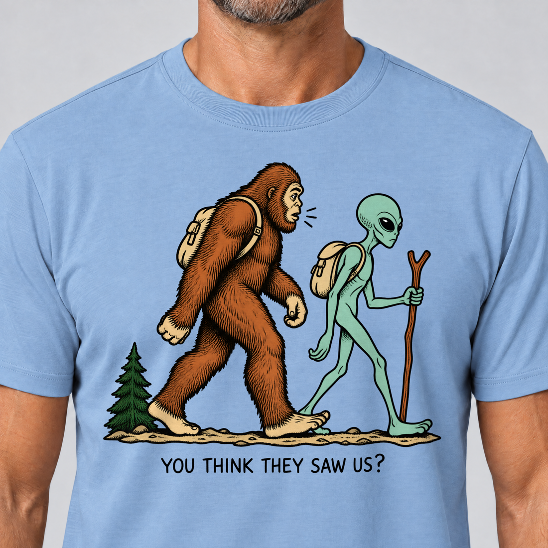 Nahaufnahme des Drucks: Think they saw us? – T-Shirt Unisex in Himmelblau, von einem Mann getragen