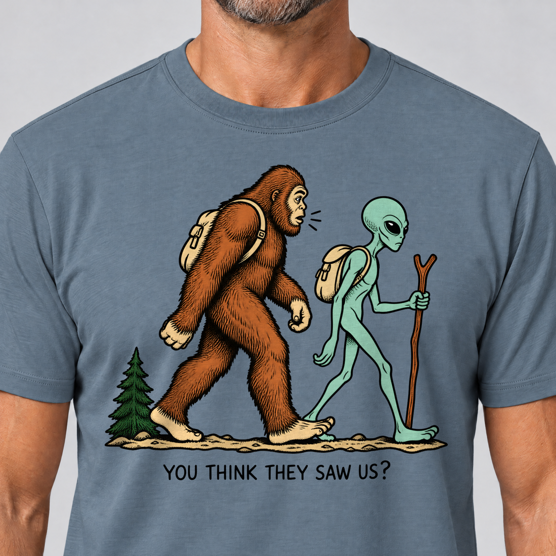 Nahaufnahme des Drucks: Think they saw us? – T-Shirt Unisex in Steinblau, von einem Mann getragen