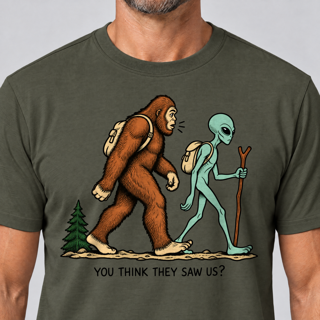 Nahaufnahme des Drucks: Think they saw us? – T-Shirt Unisex in Oliv, von einem Mann getragen