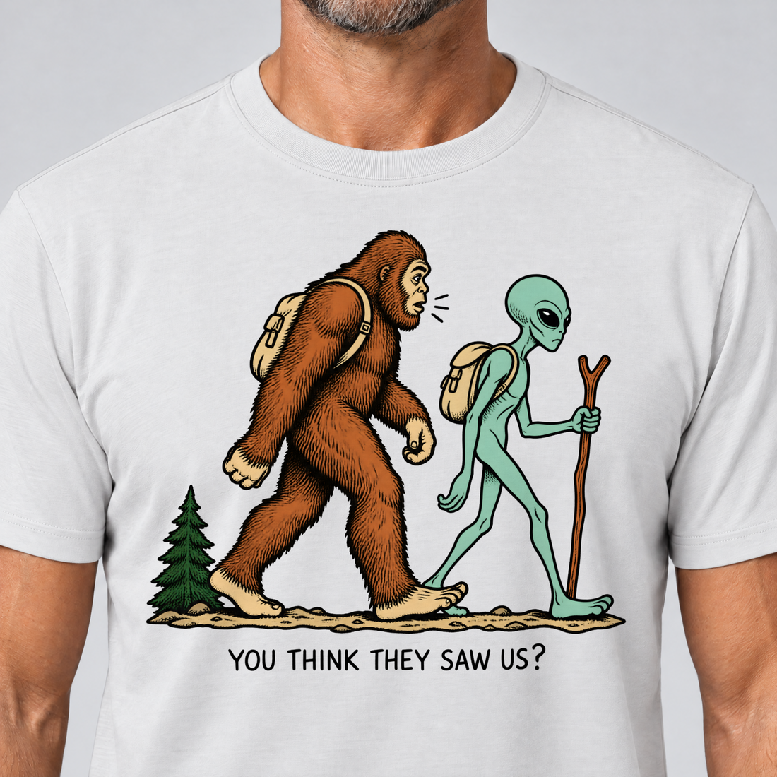 Nahaufnahme des Drucks: Think they saw us? – T-Shirt Unisex in Weiß, von einem Mann getragen