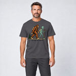 Mann trägt Think they saw us? – T-Shirt Unisex in Dunkelgrau, Ansicht von vorn