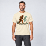 Mann trägt Think they saw us? – T-Shirt Unisex in Natur, Ansicht von vorn