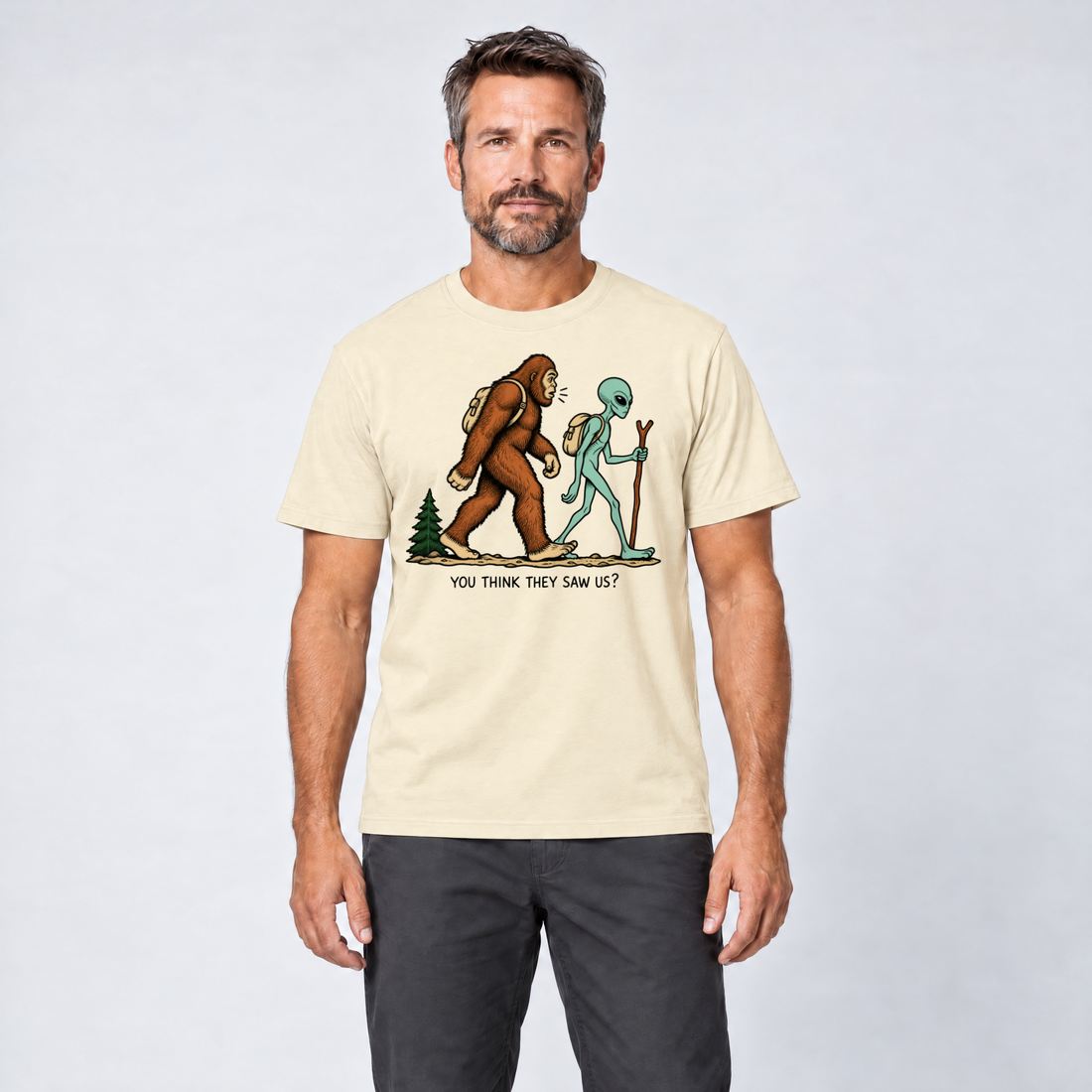 Mann trägt Think they saw us? – T-Shirt Unisex in Natur, Ansicht von vorn