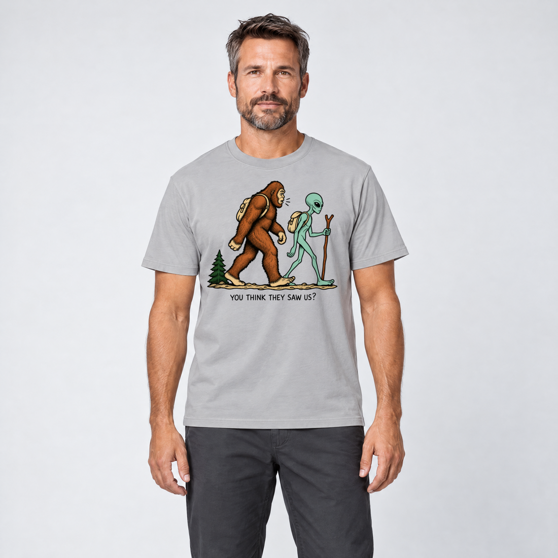 Mann trägt Think they saw us? – T-Shirt Unisex in Hellgrau, Ansicht von vorn