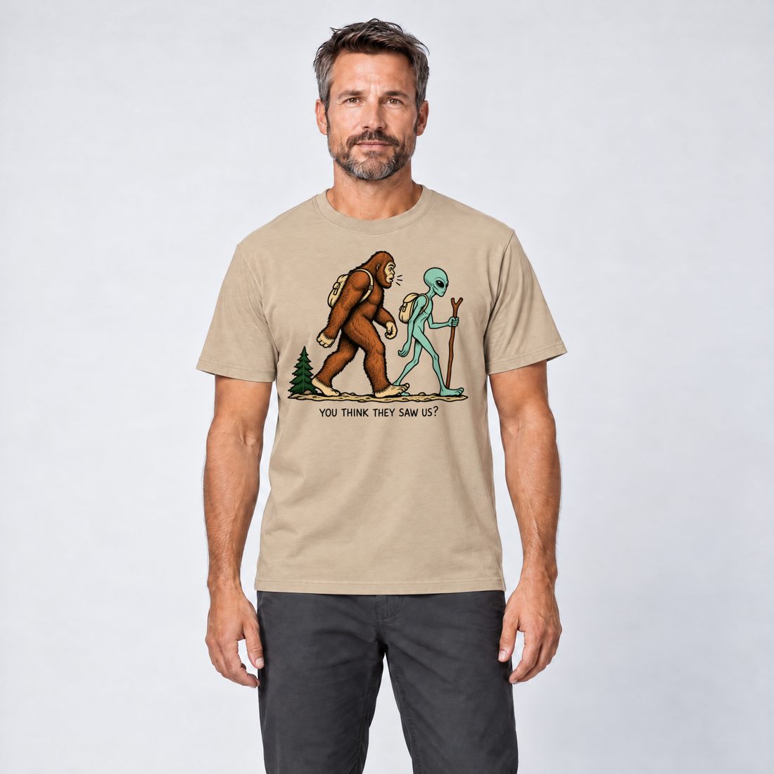 Mann trägt Think they saw us? – T-Shirt Unisex in Sand, Ansicht von vorn