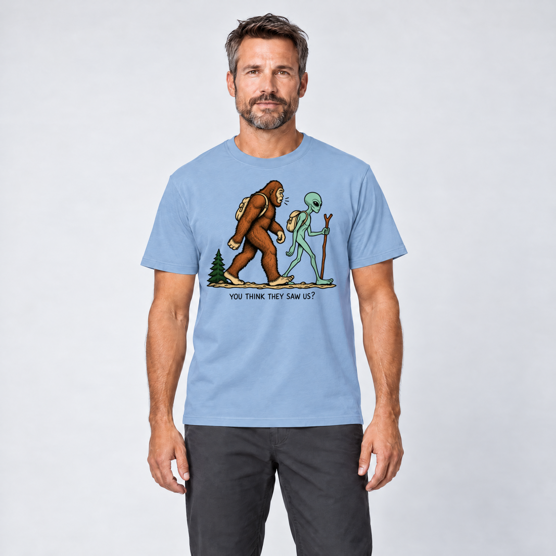 Mann trägt Think they saw us? – T-Shirt Unisex in Himmelblau, Ansicht von vorn