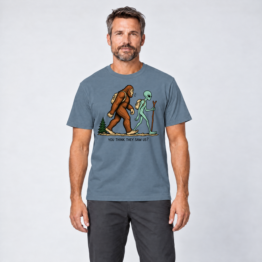 Mann trägt Think they saw us? – T-Shirt Unisex in Steinblau, Ansicht von vorn