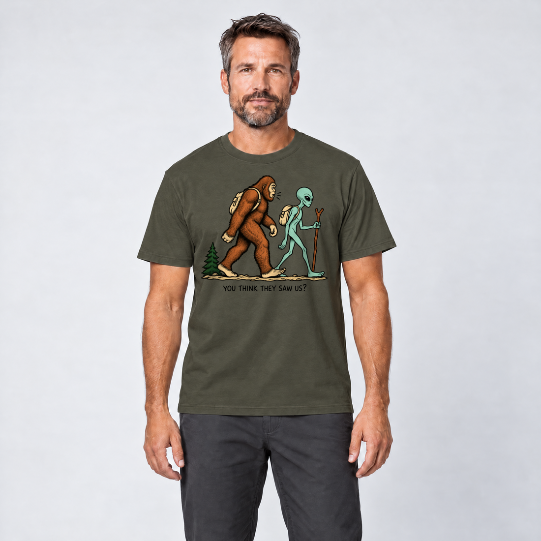 Mann trägt Think they saw us? – T-Shirt Unisex in Oliv, Ansicht von vorn