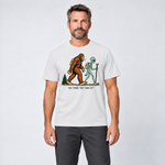 Mann trägt Think they saw us? – T-Shirt Unisex in Weiß, Ansicht von vorn