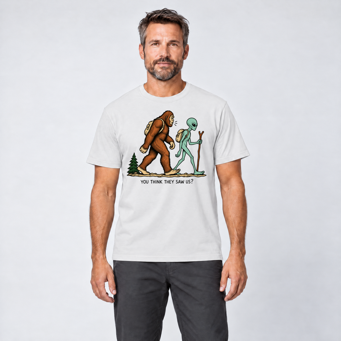 Mann trägt Think they saw us? – T-Shirt Unisex in Weiß, Ansicht von vorn